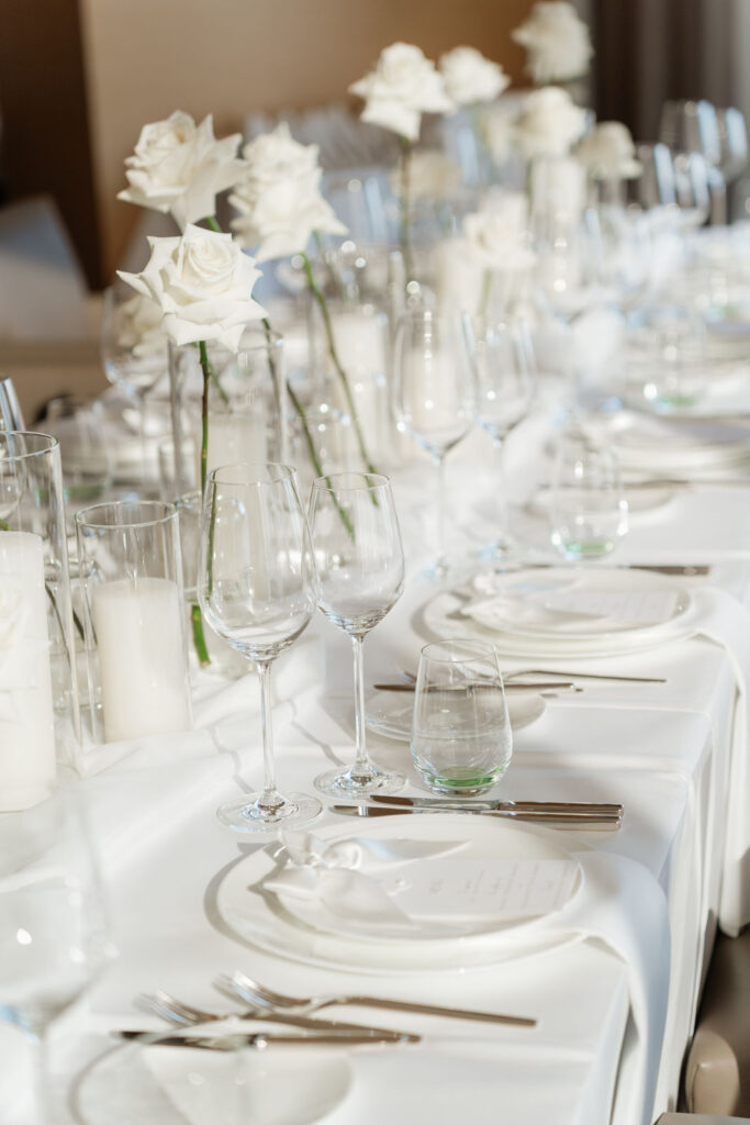 Gedeckte Hochzeitstafel mit weißen Rosen und Kerzen im Budersand Hotel
