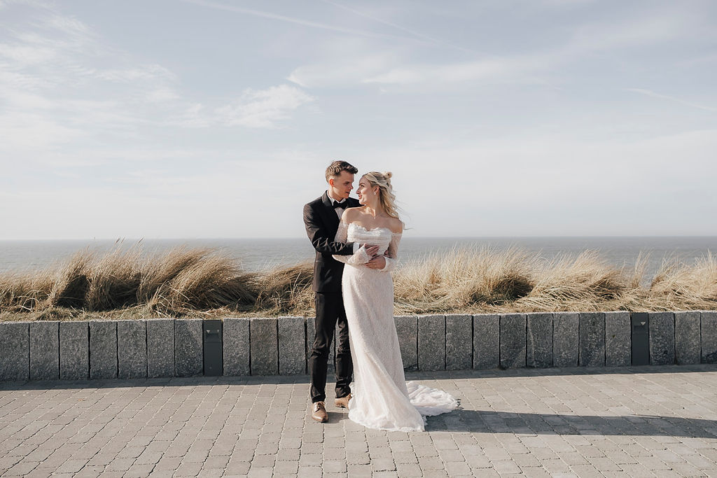 Brautpaar auf der Promenade über den Dünen von Sylt