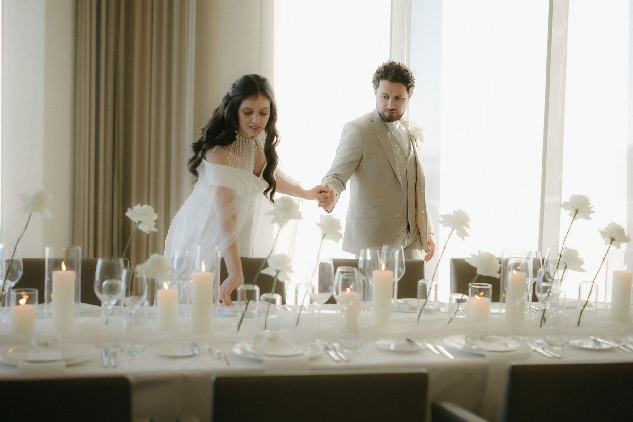 Brautpaar an der Hochzeitstafel im Kerzenlicht im Budersand Hotel auf Sylt
