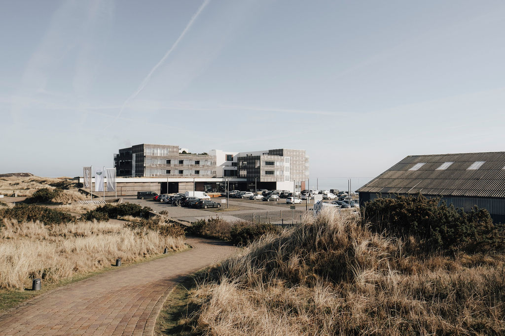 Das Budersand Hotel Golf & Spa in Hörnum auf Sylt, umgeben von Dünen