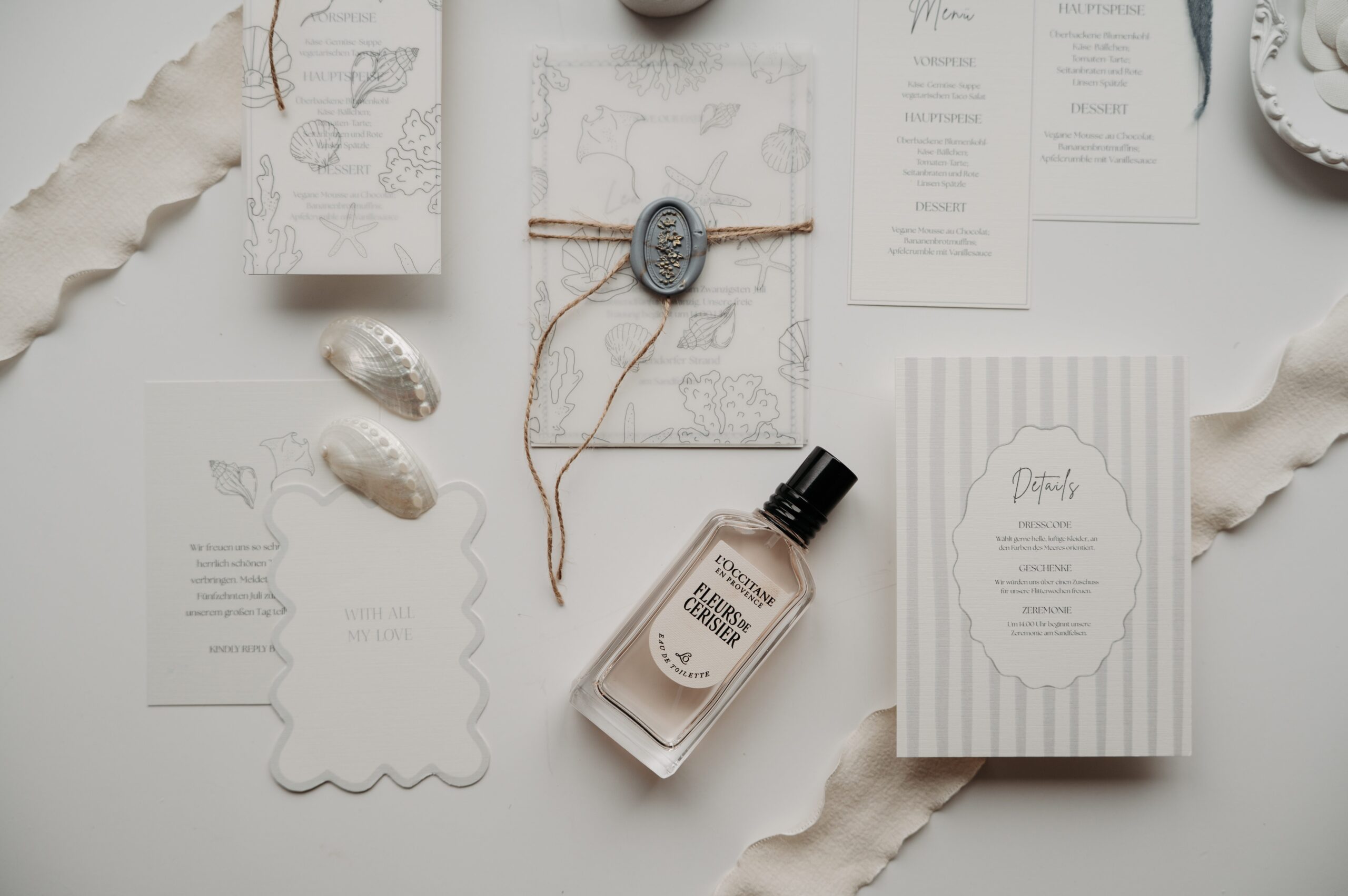 Maritime Hochzeitspapeterie mit Menükarte, Muscheln und Parfum am Timmendorfer Strand