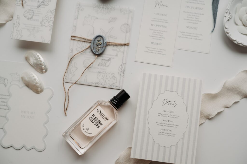 Maritime Hochzeitspapeterie mit Muscheln und Menükarte am Timmendorfer Strand