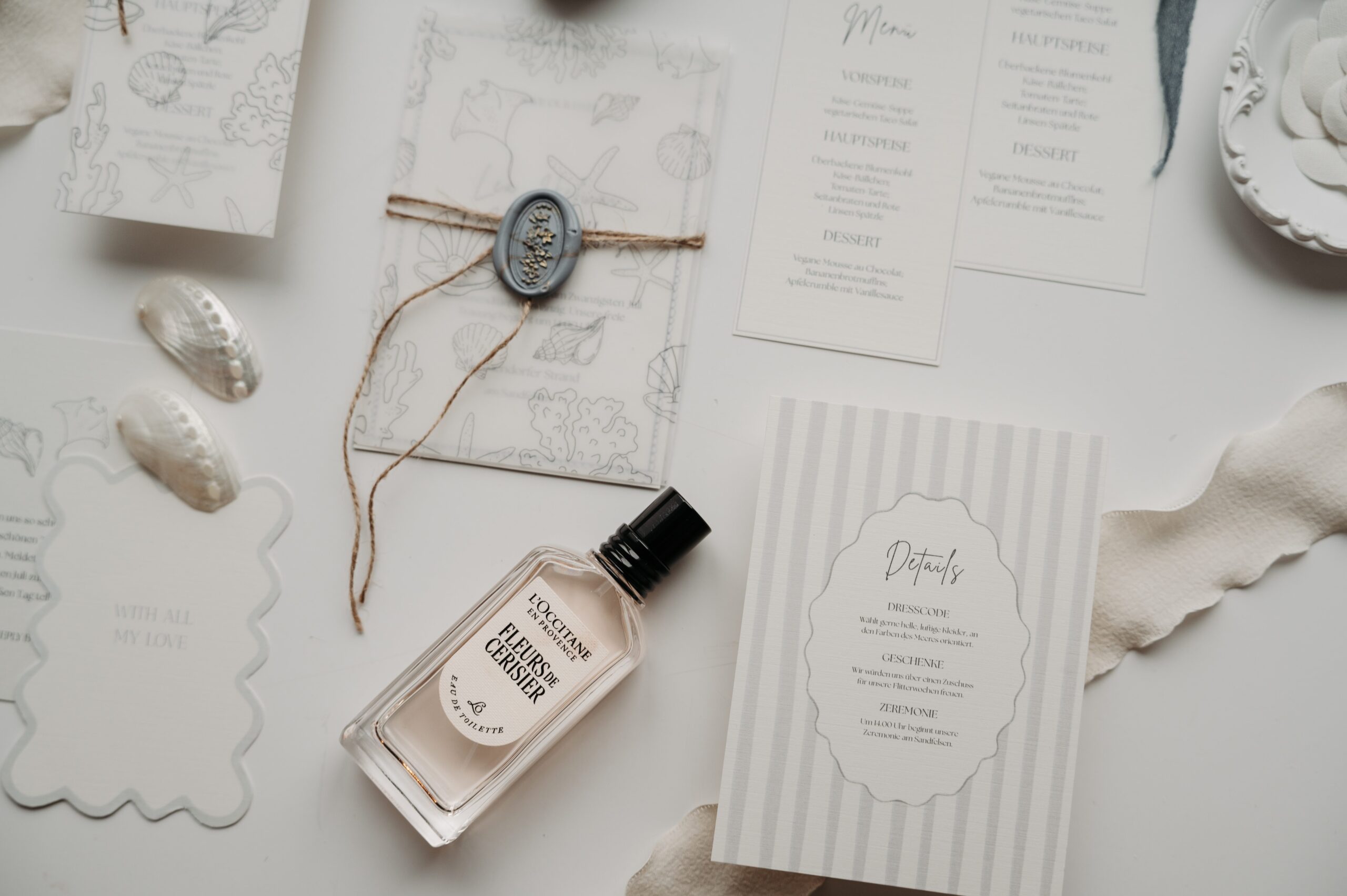 Maritime Hochzeitspapeterie mit Muscheln und Menükarte am Timmendorfer Strand