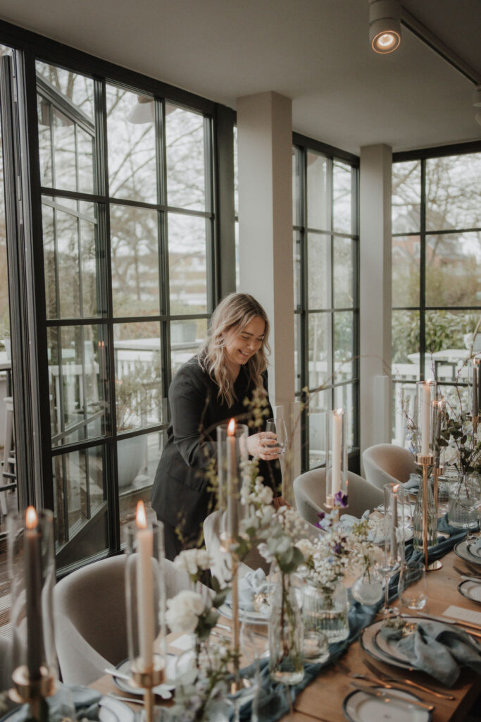Hochzeitsplanerin Jennifer Frank zündet die Kerzen an der Hochzeitstafel an