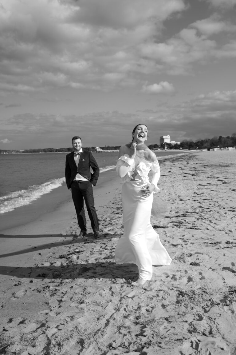 Lachendes Brautpaar am Strand der Ostsee