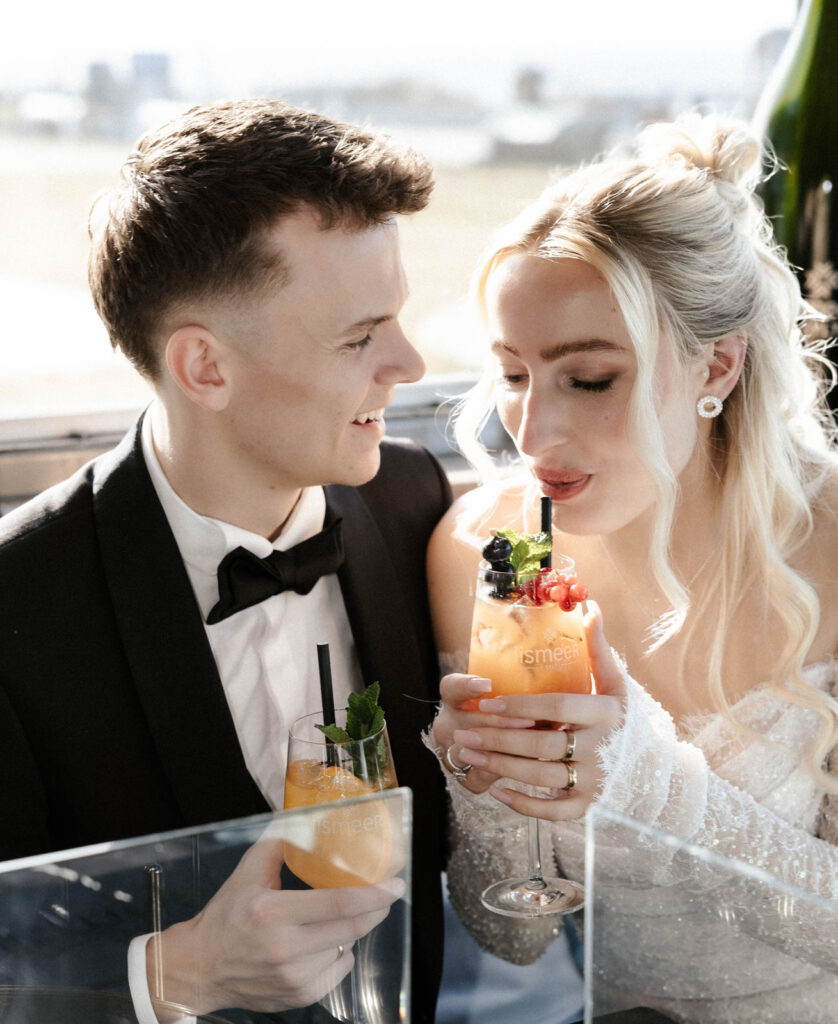 Braut und Bräutigam genießen Cocktails im iismeer auf Sylt