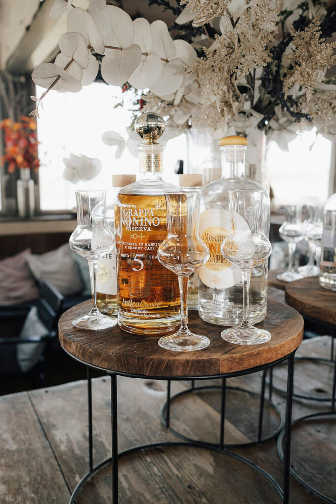 Digestif-Station mit Grappa und Gläsern bei einer Hochzeit im iismeer auf Sylt