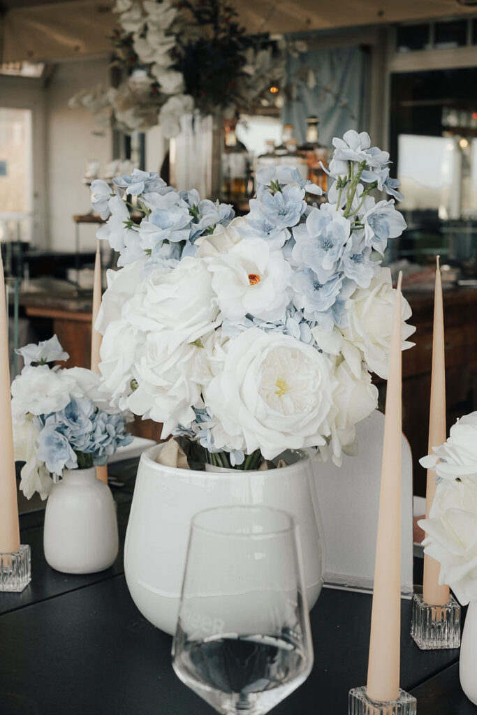 Tischblumen in Weiß und Hellblau auf der Hochzeitstafel im iismeer auf Sylt
