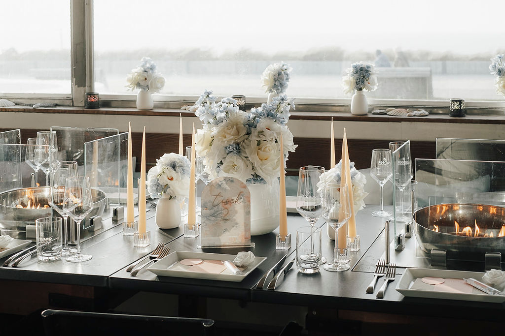 Festlich gedeckte Hochzeitstafel im Wintergarten des iismeer auf Sylt mit Blick auf die Nordsee