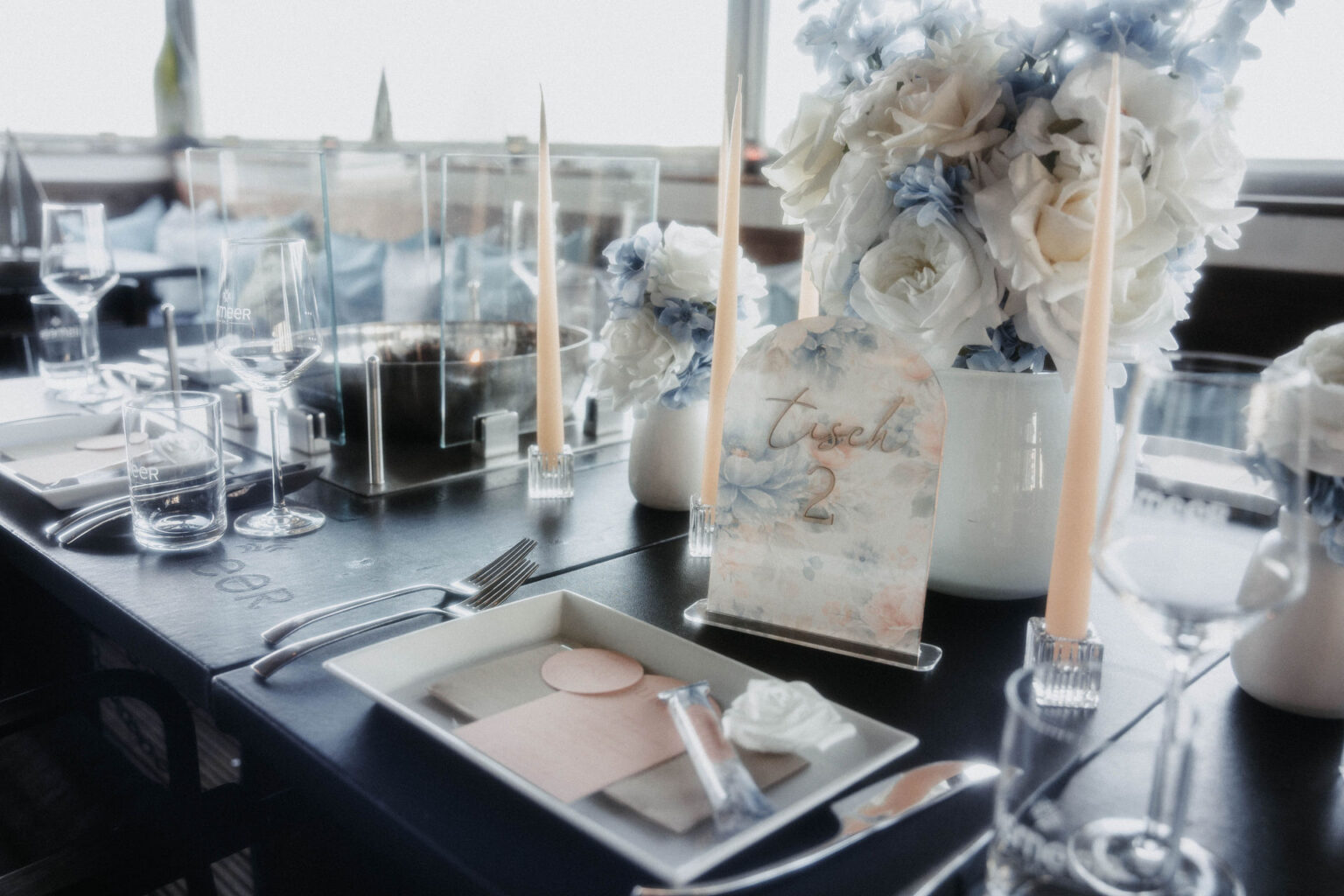 Gedeckte Hochzeitstafel mit Tischnummer und Kerzen im iismeer auf Sylt