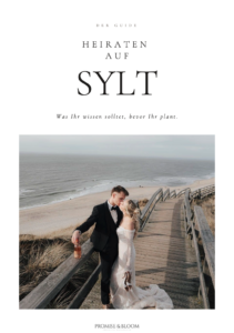 Cover des kostenlosen Guides „Heiraten auf Sylt“: Brautpaar auf einem Holzsteg in den Dünen mit Blick auf Strand und Meer