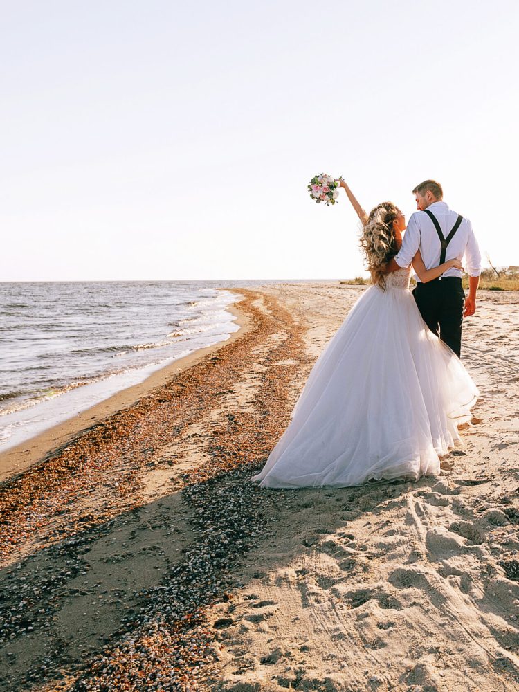 Brautpaar läuft am Strand Strand, Meer, Hochzeit, Brautpaar, Braut, Bräutigam
