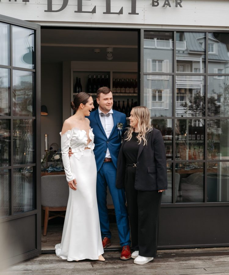 Hochzeitsplanerin Jennifer Frank mit dem Brautpaar vor der Deli Bar am Timmendorfer Strand