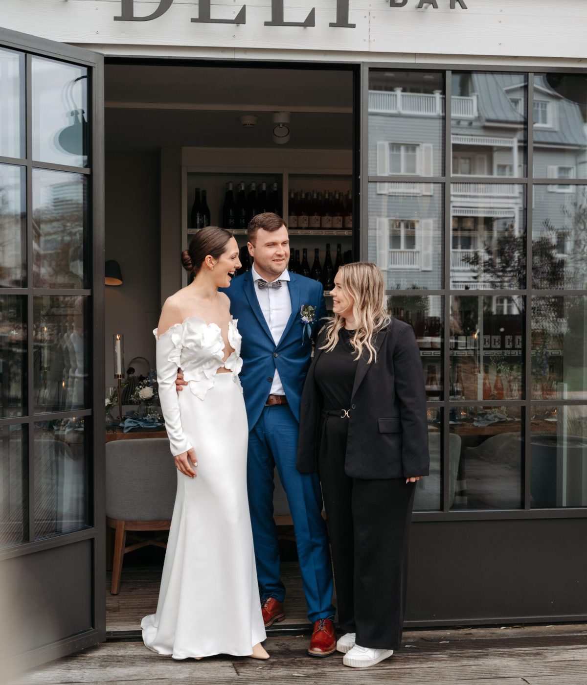 Hochzeitsplanerin Jennifer Frank mit dem Brautpaar vor der Deli Bar am Timmendorfer Strand